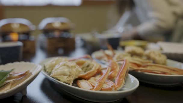 龙眼的日本螃蟹盛宴 慢动作的选择性聚焦表露 — 图库视频影像