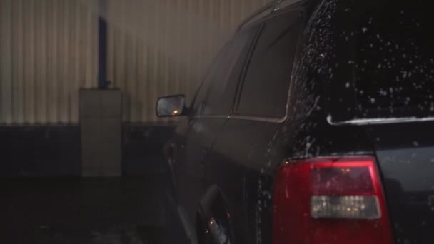 洗浄し 車をワックス 水圧クリーナー 背面側のビュー — ストック動画