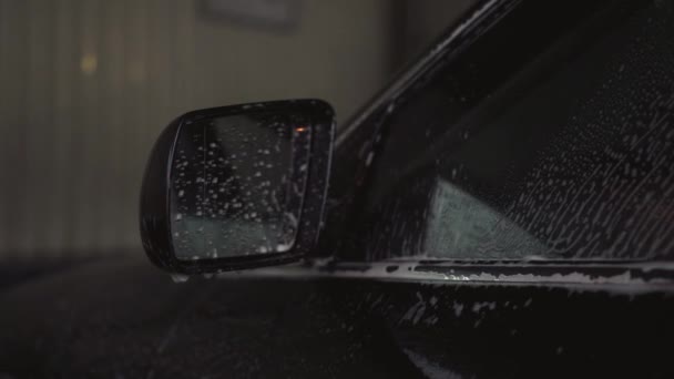 Auto Seitenspiegel Mit Shampoo Und Schaum Nach Der Autowäsche Nahaufnahme — Stockvideo