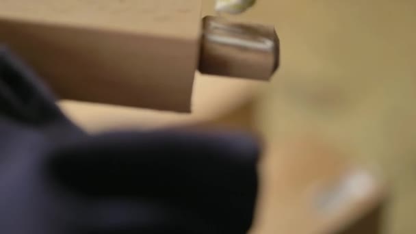 Close Shot Van Houtbewerking Gewrichten Worden Gelijmd Hout Meubilair Fabricage — Stockvideo