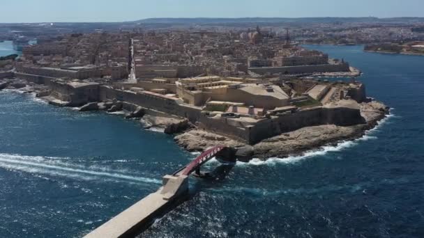 马耳他瓦莱塔市 其防波堤和地中海大港的无人机航拍 — 图库视频影像