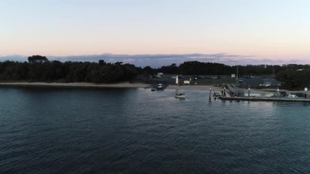 Günbatımında Southport Gold Coast Qld Avustralya Tekne Rampasına Jetler Yüklenirken — Stok video
