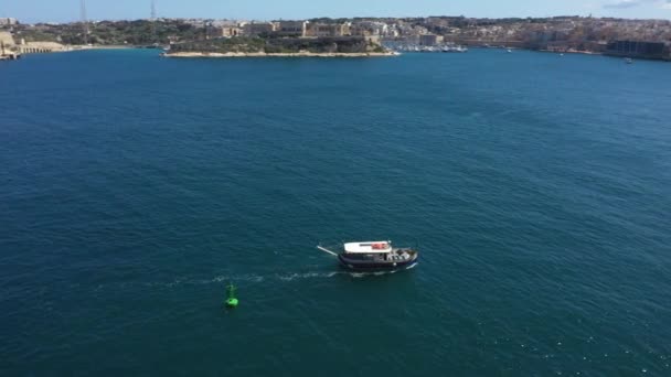 Drohnenaufnahmen Der Fähre Grand Harbour Und Der Befestigten Stadt Valletta — Stockvideo