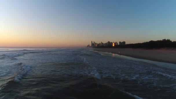 Veduta Aerea Una Bellissima Alba Che Illumina Città Surface Paradise — Video Stock