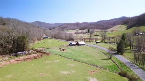 Aerial Ashe County Farm Pobliżu Watauga County Line — Wideo stockowe