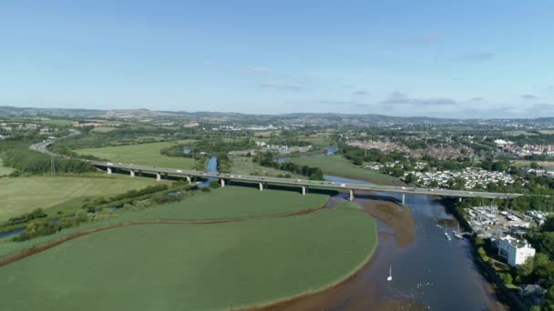 Aéreo Sobre Rio Exe Olhando Para Cidade Exeter Viaduto Movimentado — Vídeo de Stock