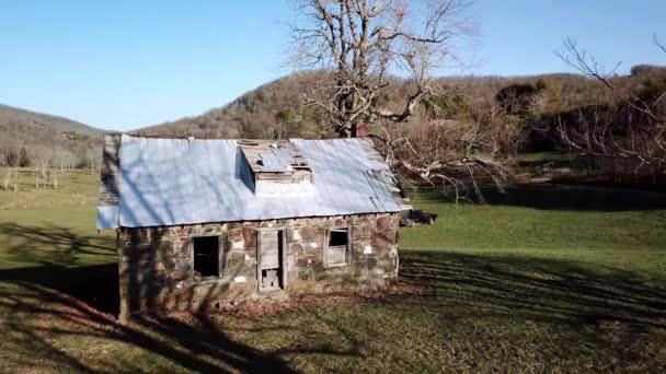 Low Aerial Pullout Oud Stenen Huis Buiten Boone North Carolina — Stockvideo