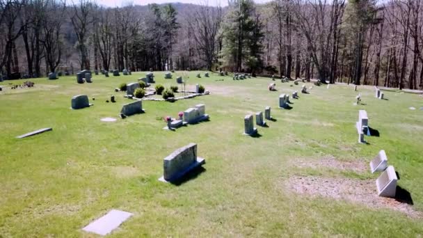 묘지에 묘비를 날으는 — 비디오