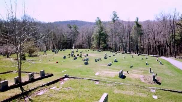 Плавный Воздушный Толчок Кладбище — стоковое видео