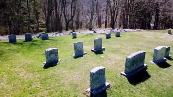 ノースカロライナ州墓地の遅い空中引く墓石 — ストック動画