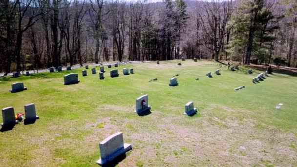 Estrazione Aerea Lapide Nel Cimitero — Video Stock