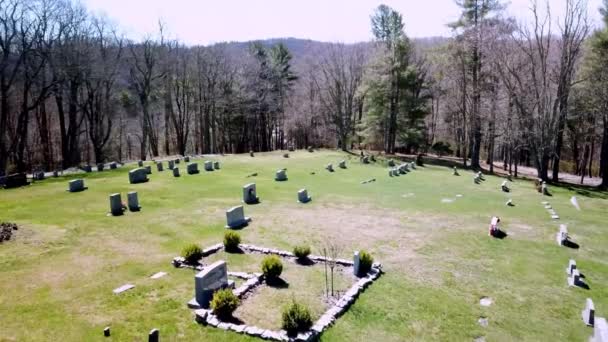墓碑の空中墓地のフライオーバー — ストック動画