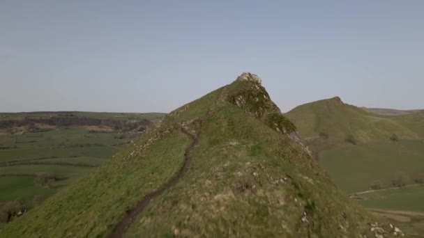 ピーク地区の山の尾根を飛行する空中ドローン映像 — ストック動画