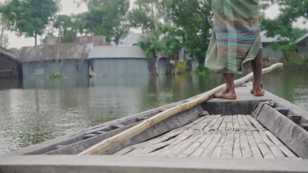 Bateau Flotte Dirige Lentement Vers Maison Inondée — Video