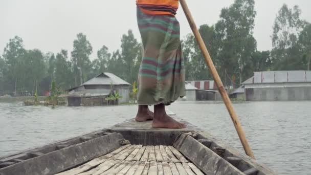 Barqueiro Remando Barco Direção Casa Inundada — Vídeo de Stock