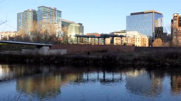 Denver Şehir Merkezi Riverfront Park Manzaralı — Stok video
