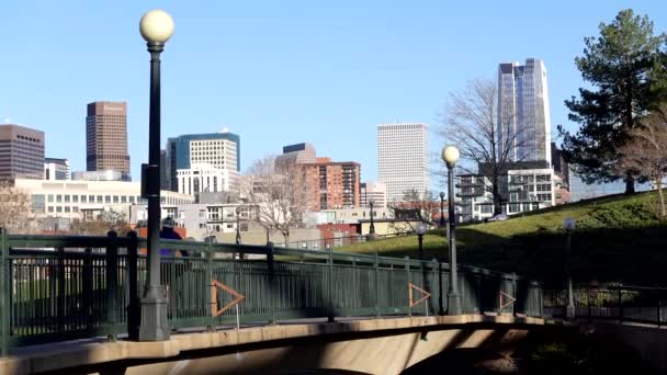 Blick Die Innenstadt Von Denver Vom Riverfront Park — Stockvideo