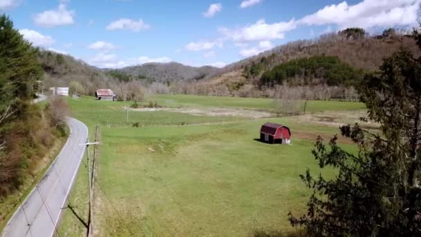 Bauernhof Valle Crucis Aerial Reveal — Stockvideo