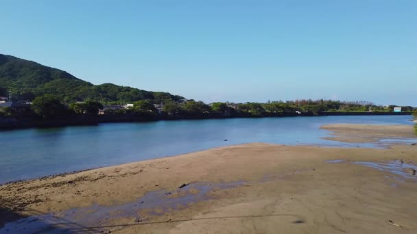 日本雅库索马岛的Kurio城镇和河流流入海洋潮滩 — 图库视频影像