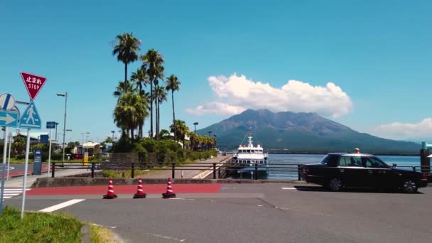 Kagoshima Puerto Establecimiento Tiro Con Sakurajima Erupción Fondo — Vídeo de stock