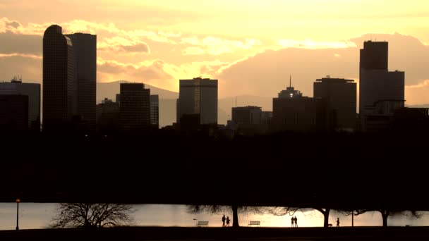 日落时从城市公园看丹佛的天际线 — 图库视频影像
