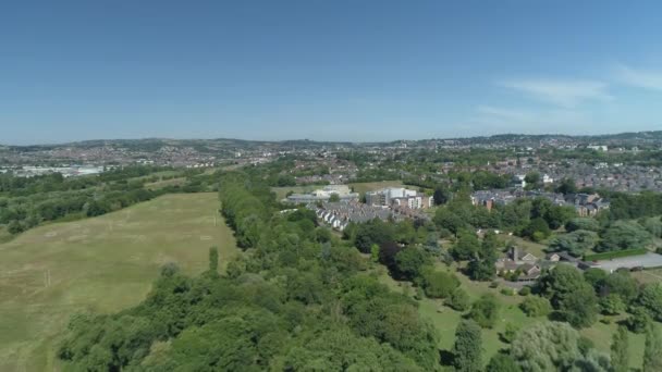 晴れた日の午後に 英国デヴォン州のエクセターへの空中アプローチ — ストック動画