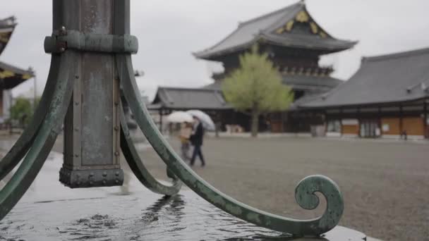 Higashi Honganji Tempel Kyoto Japan Regen Fällt Mit Verschwommenem Hintergrund — Stockvideo