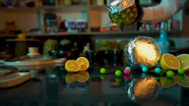 将菠萝胡卡碗放在桌上 加入水果 和慢动作的圆形口香糖 — 图库视频影像
