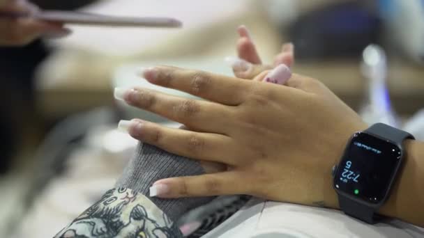 Primo Piano Una Donna Salone Bellezza Che Riceve Una Manicure — Video Stock