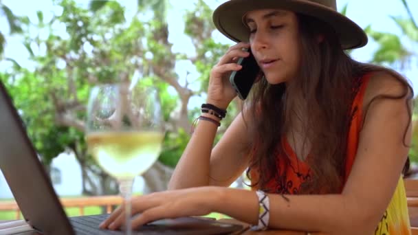 Młoda Kobieta Pracująca Przez Telefon Zdalna Koncepcja Pracy Słoneczny Dzień — Wideo stockowe