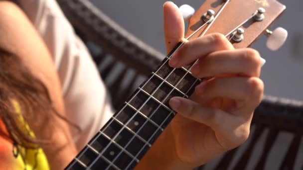 Mulher Tocando Ukulele Guitarra Perto Dia Ensolarado — Vídeo de Stock