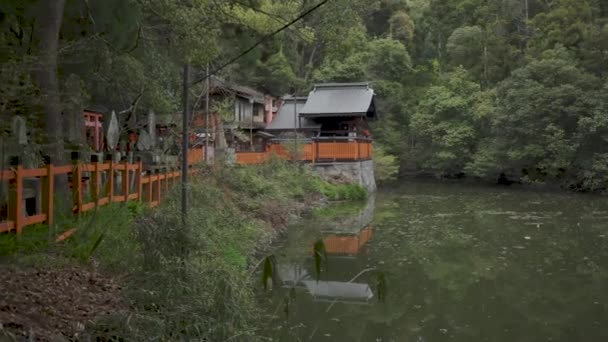 京都の丘の伏見稲荷神社と池 — ストック動画