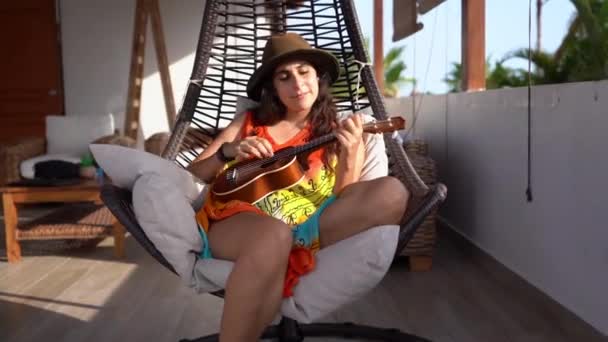 Joven Mujer Jugando Ukelele Guitarra Día Soleado — Vídeo de stock