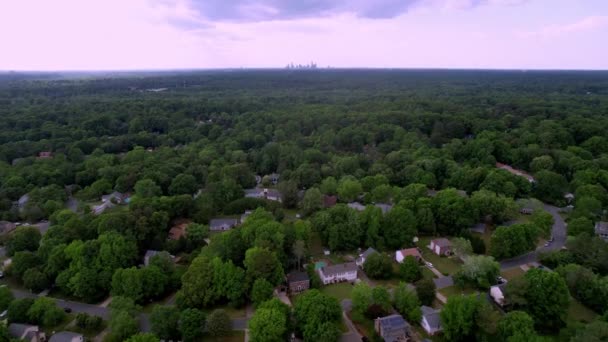シャーロットNc距離を空中 マシューズNcからシャーロットノースカロライナ州にプッシュ — ストック動画