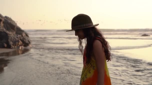 Молодая Женщина Любуется Морем Закате Замедленной Съемке Женщина Ходит Смотрит — стоковое видео