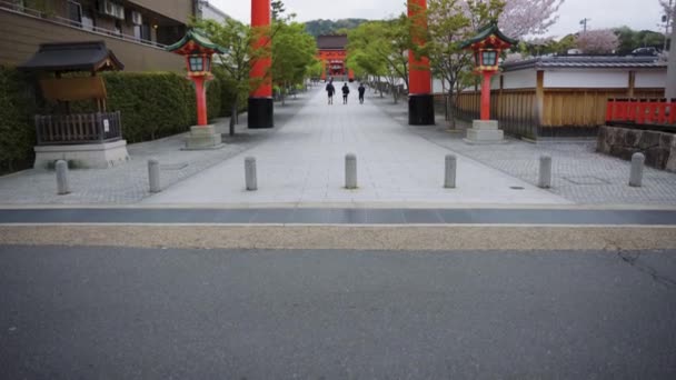 伏見稲荷神社の入口にある巨大な鳥居 傾きが明らかに — ストック動画