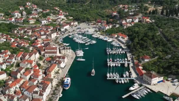 Légi Kilátás Jachtok Hajók Jetty Milna Village Brac Island Horvátországban — Stock videók