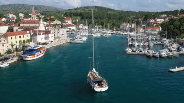 Turistas Barco Chegando Marina Milna Brac Croácia Antena — Vídeo de Stock