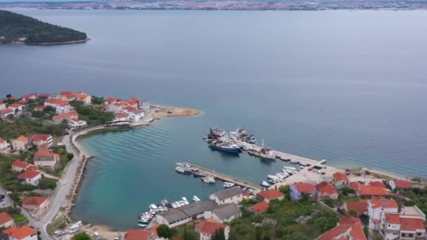 Łodzie Rybackie Zadokowały Małym Porcie Kali Wyspie Ugljan Hrabstwie Zadar — Wideo stockowe