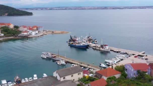 Rybářský Vlečný Člun Čluny Kotvící Přístavu Kali Jaderského Moře Chorvatském — Stock video