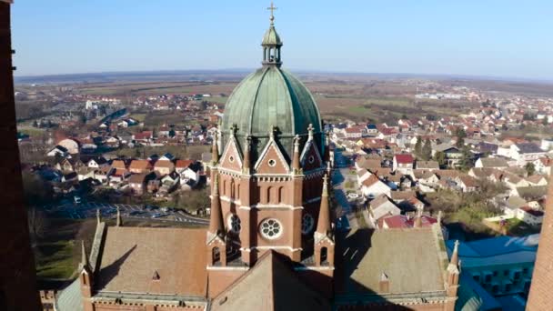Vackert Utformad Kupol Den Berömda Djakovo Katedralen Ligger Kroatien Antenner — Stockvideo
