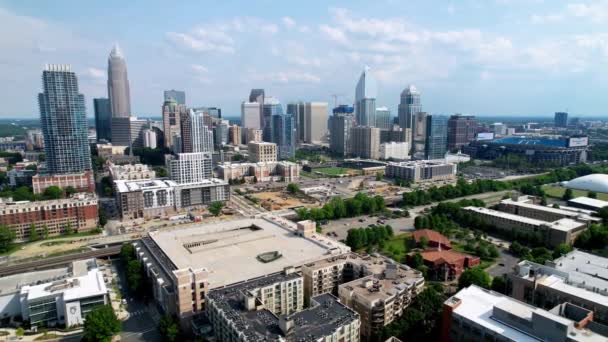 Aerial Pullout Charlotte Skyline Charlotte North Carolina — Stock video