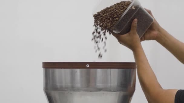 Uomo Riempie Imbuto Del Macinino Caffè Con Chicchi Caffè Vicino — Video Stock