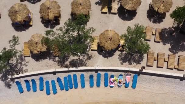 Mensen Ontspannen Strohutten Onder Zon Het Strand Van Zrnovo Korcula — Stockvideo