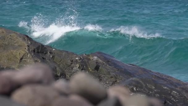 Golven Crashen Rotsen Aan Kust Spatten Slow Motion — Stockvideo