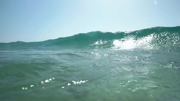 Surfista Flutuante Pov Uma Grande Onda Câmera Lenta — Vídeo de Stock