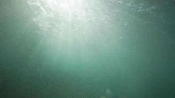 Podwodny Widok Promieni Słonecznych Zwolnionym Tempie — Wideo stockowe