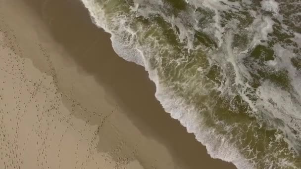 Aerial Góry Dół Widok Odpływów Spełniających Odosobnione Piaszczystej Plaży — Wideo stockowe