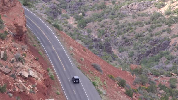 Вид Воздуха Автомобили Движущиеся Дорогам Национального Памятника Колорадо — стоковое видео