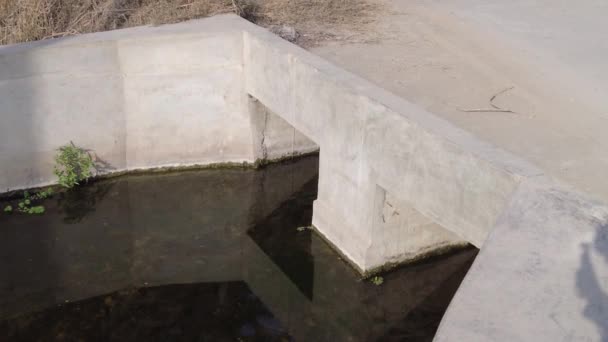 Alcantarillado Canal Aguas Residuales Abierto Agua Que Fluye Río — Vídeo de stock